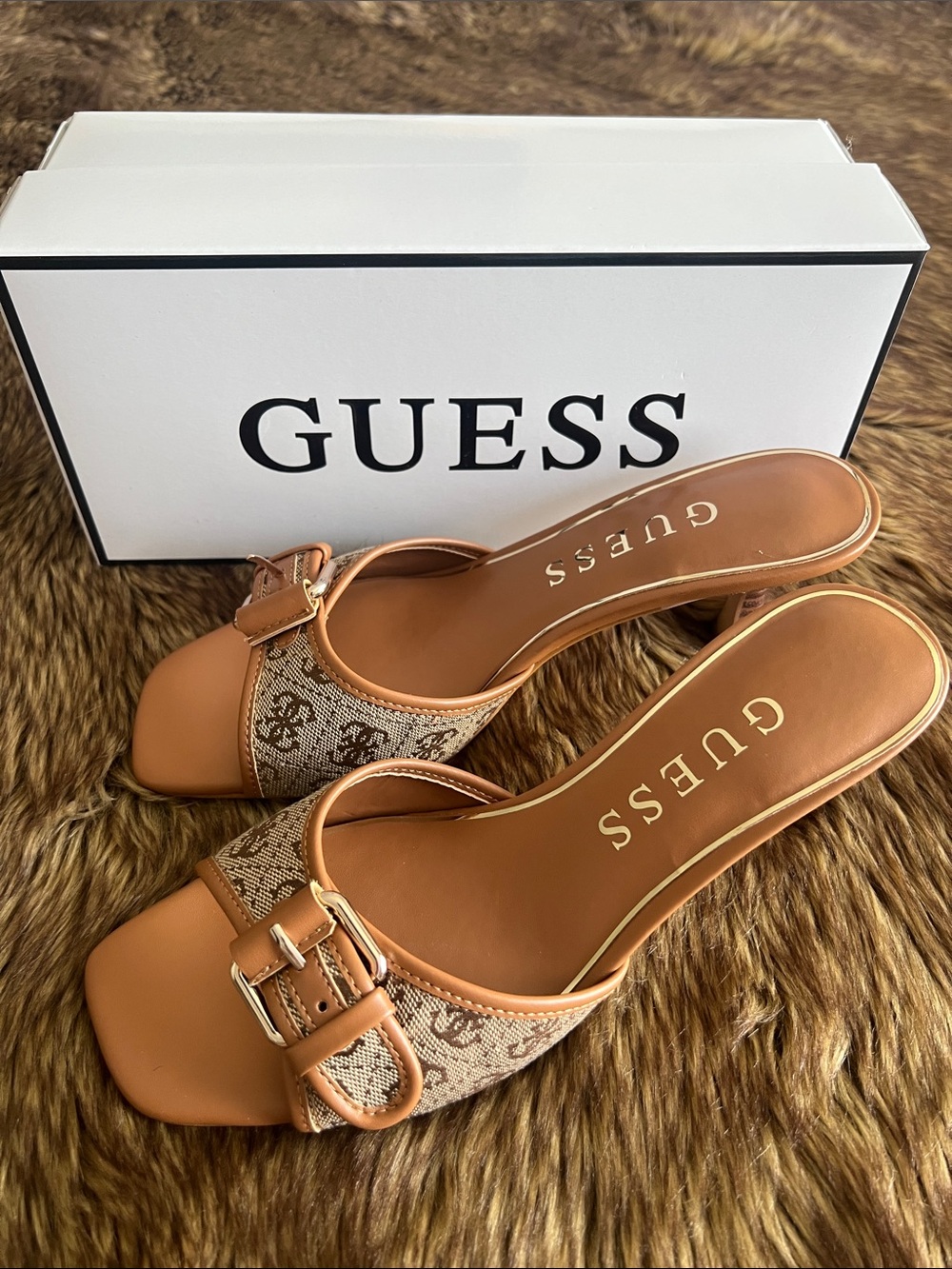 NWT GUESS kitten heels